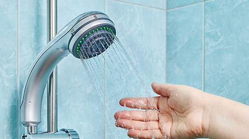 grifo de la ducha con baja presión de agua