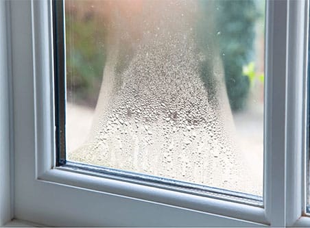 Condensación de humedad en ventana por contraste térmico
