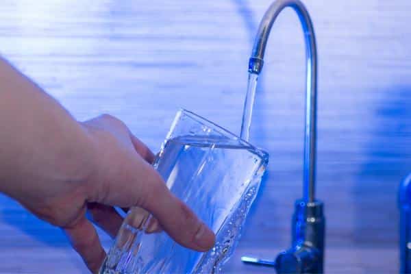 Agua saliendo de un grifo.