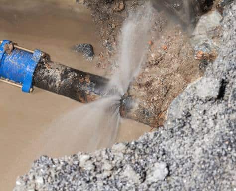 Reparación de fuga de agua en tubería